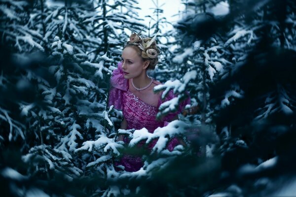 Hechicera en invierno en el bosque nevado