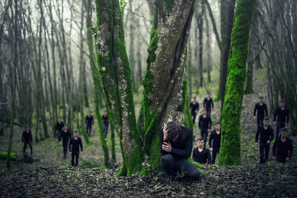 Un ragazzo nel bosco. Paura nella foresta