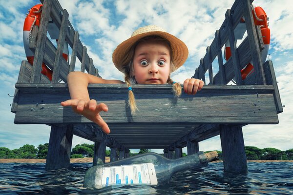 Les filles avec des nattes dans le chapeau attrape la bouteille avec le téléphone