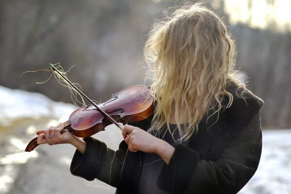 La chica que se despellejó el pelo tocaba suavemente el violín