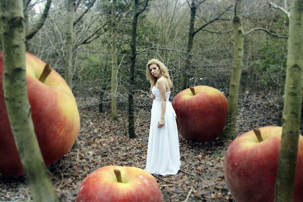 Chica en el bosque en vestido blanco