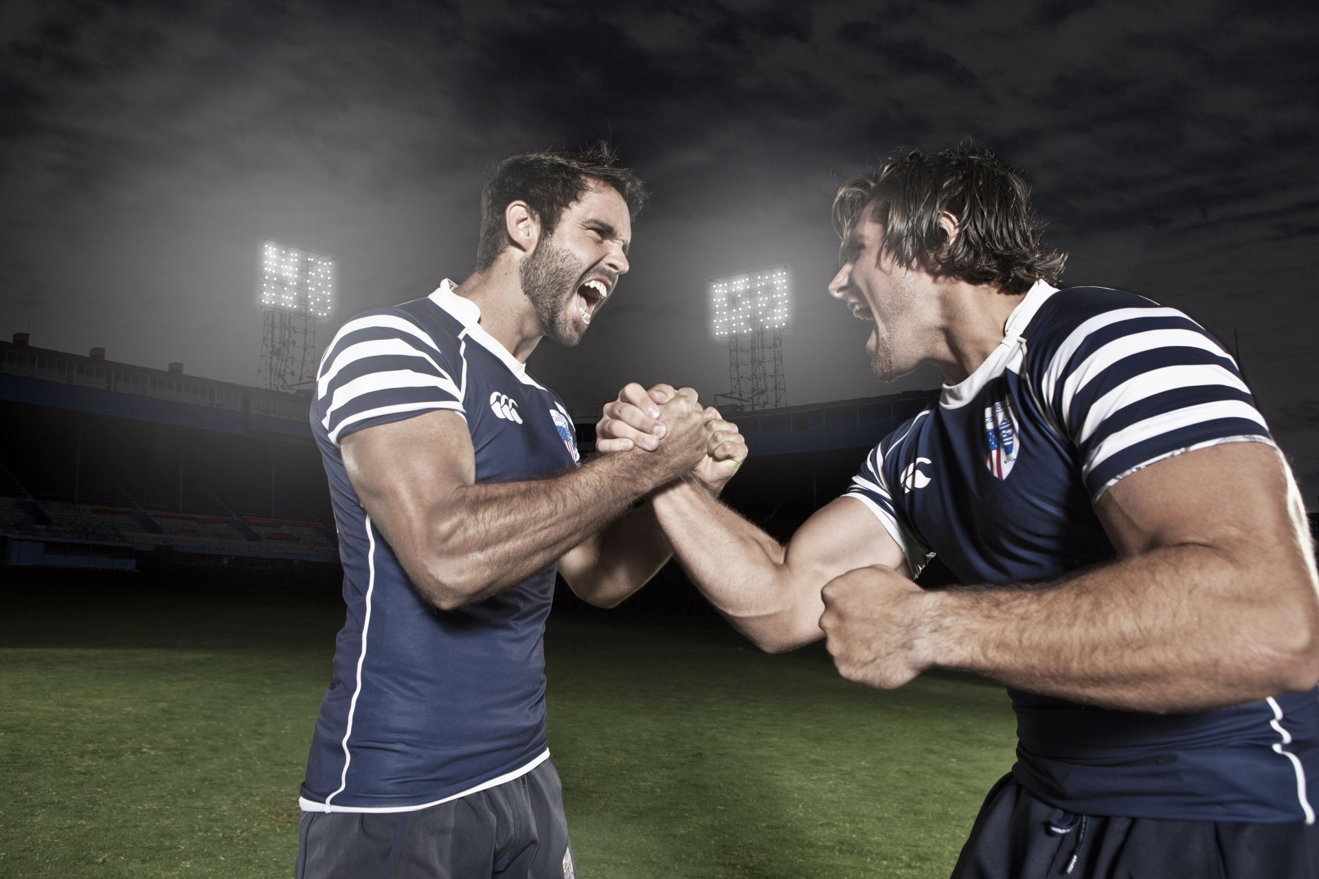 uomini sport calcio stadio saluto muscoli stretta di mano uniforme