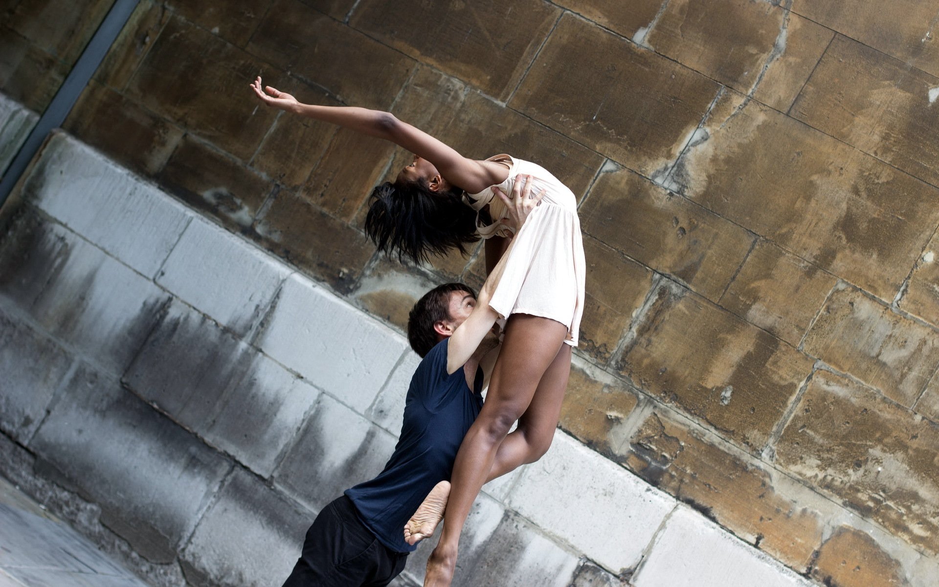 la jeune fille un gars une danse