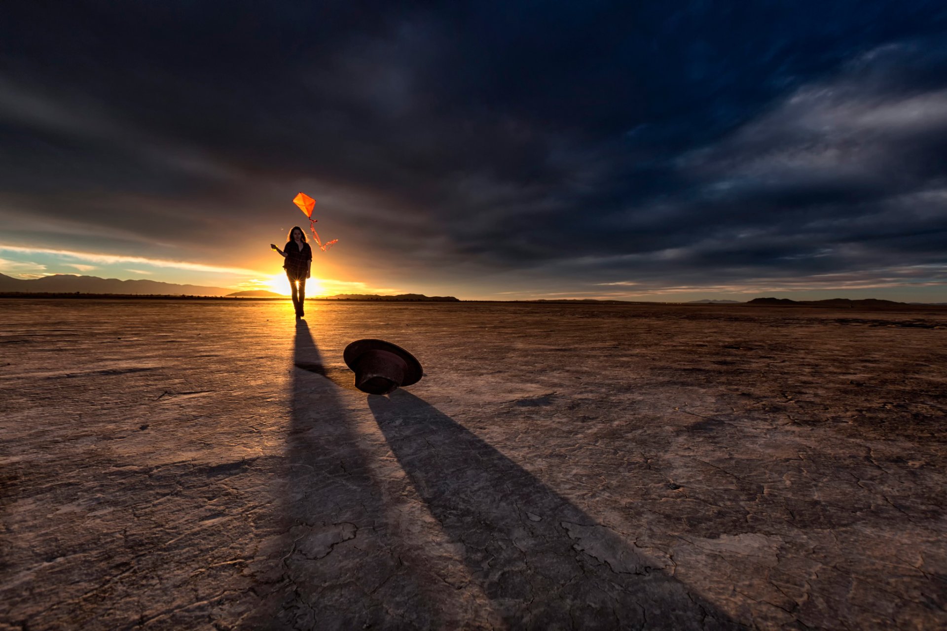 rayo de sol de oro niña desierto cometa sombrero