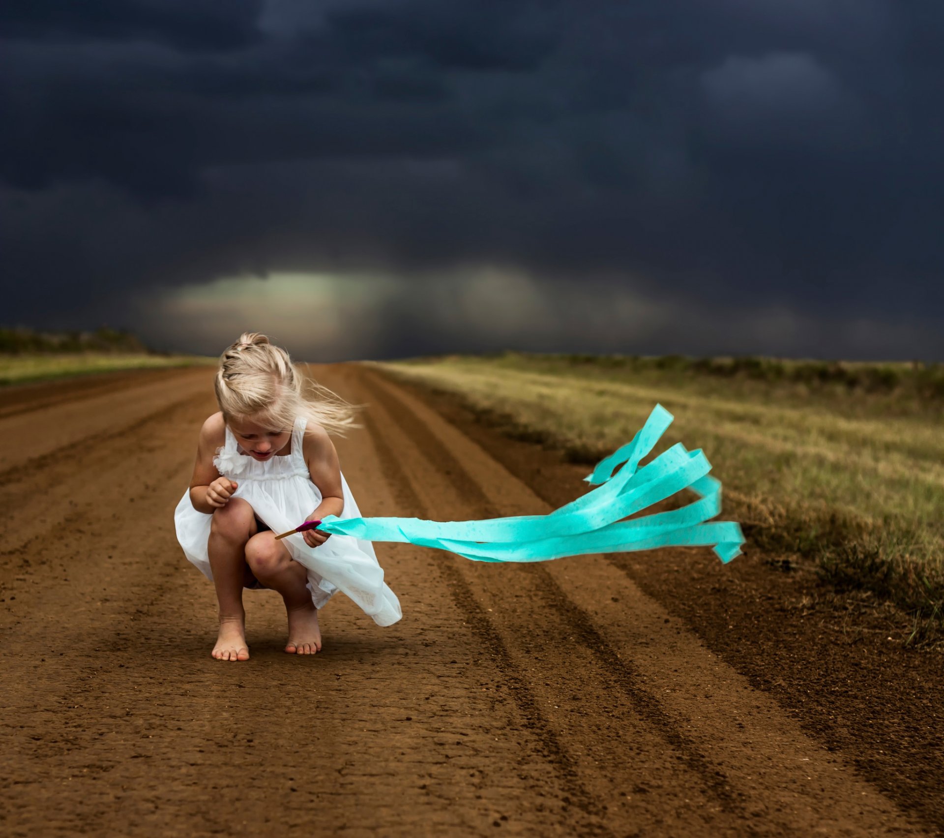 la petite fille le vent les nuages la route