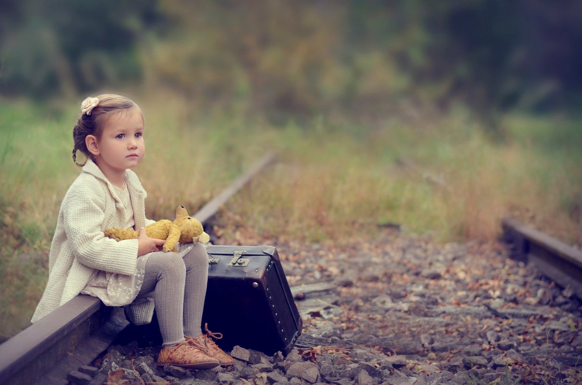 la petite fille les rails la valise le jouet la tristesse