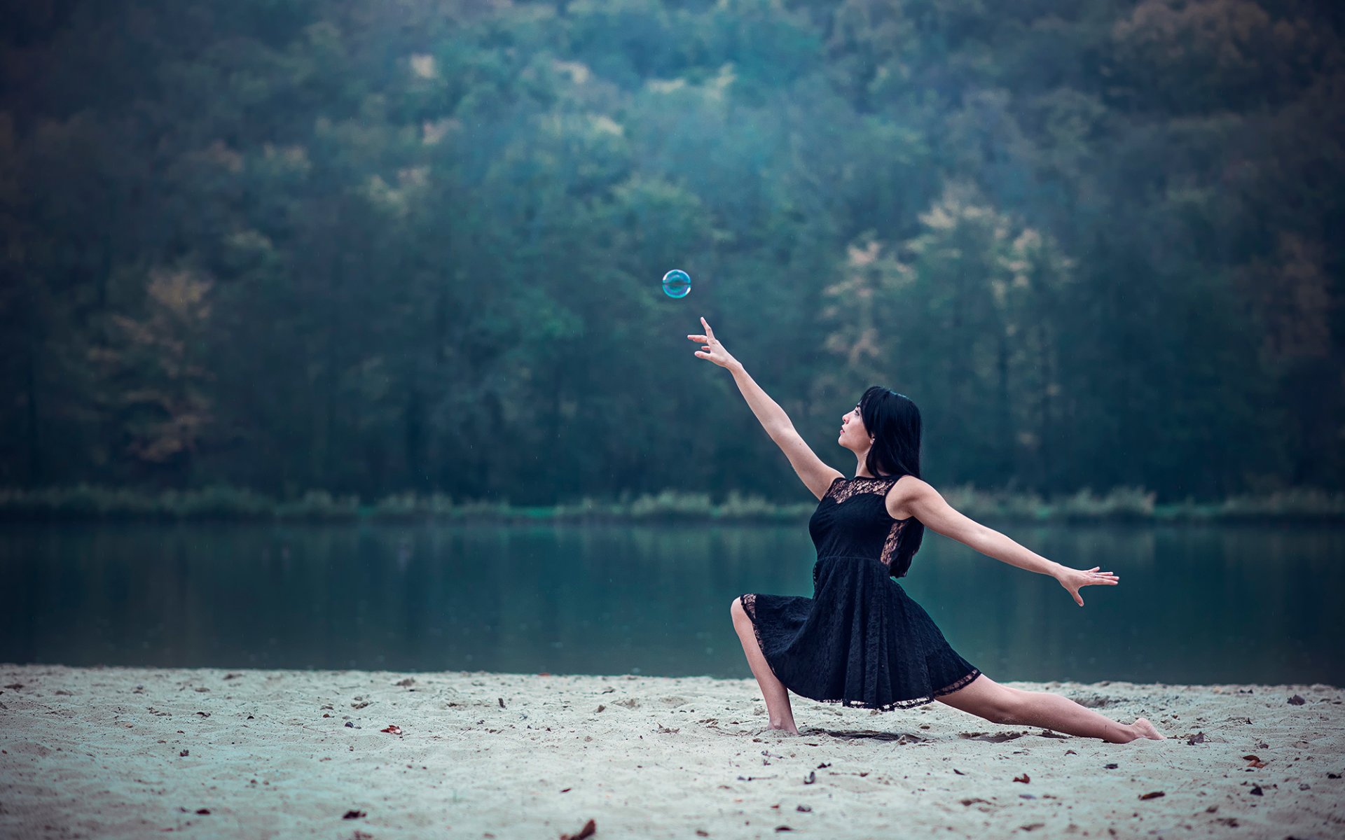 leslie boulnois girl dance beach bubble