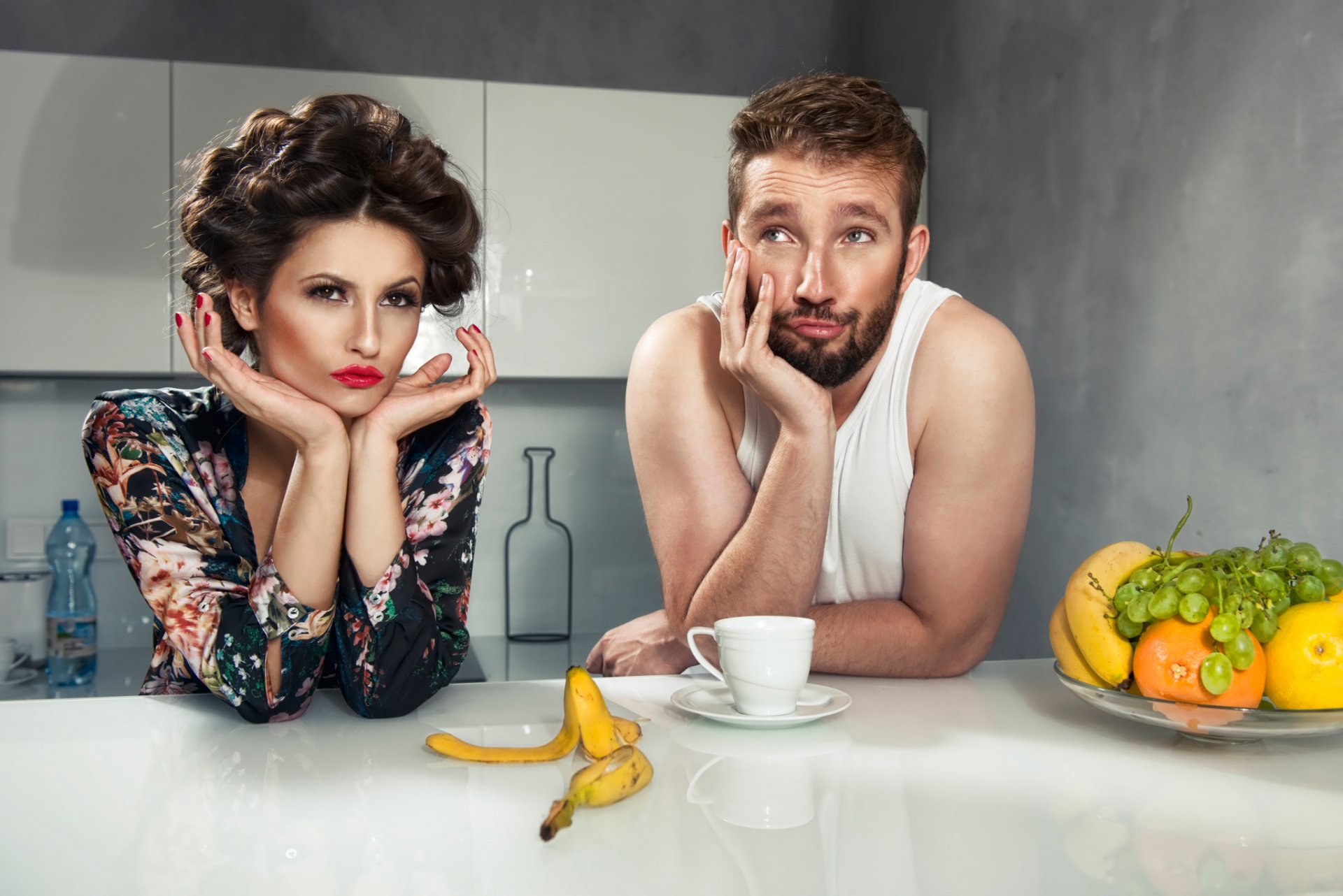 le mari la femme le couple le petit-déjeuner de la banane des fruits cuisine