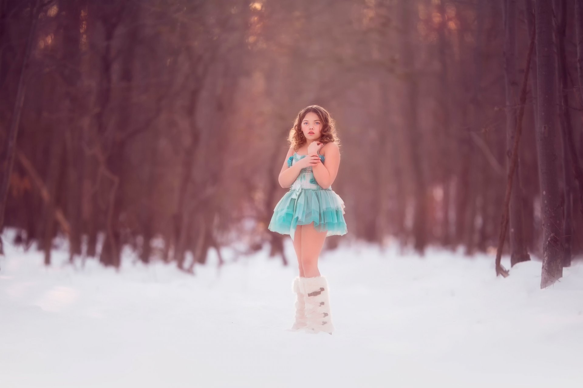 bleu jeune fille robe de soirée hiver neige forêt