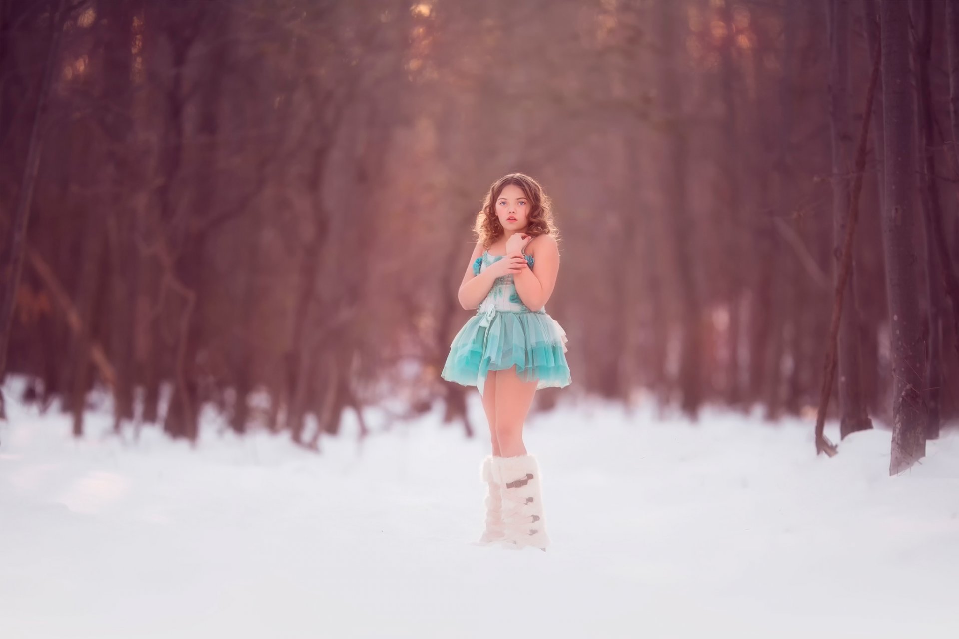 blau mädchen kleid winter schnee wald