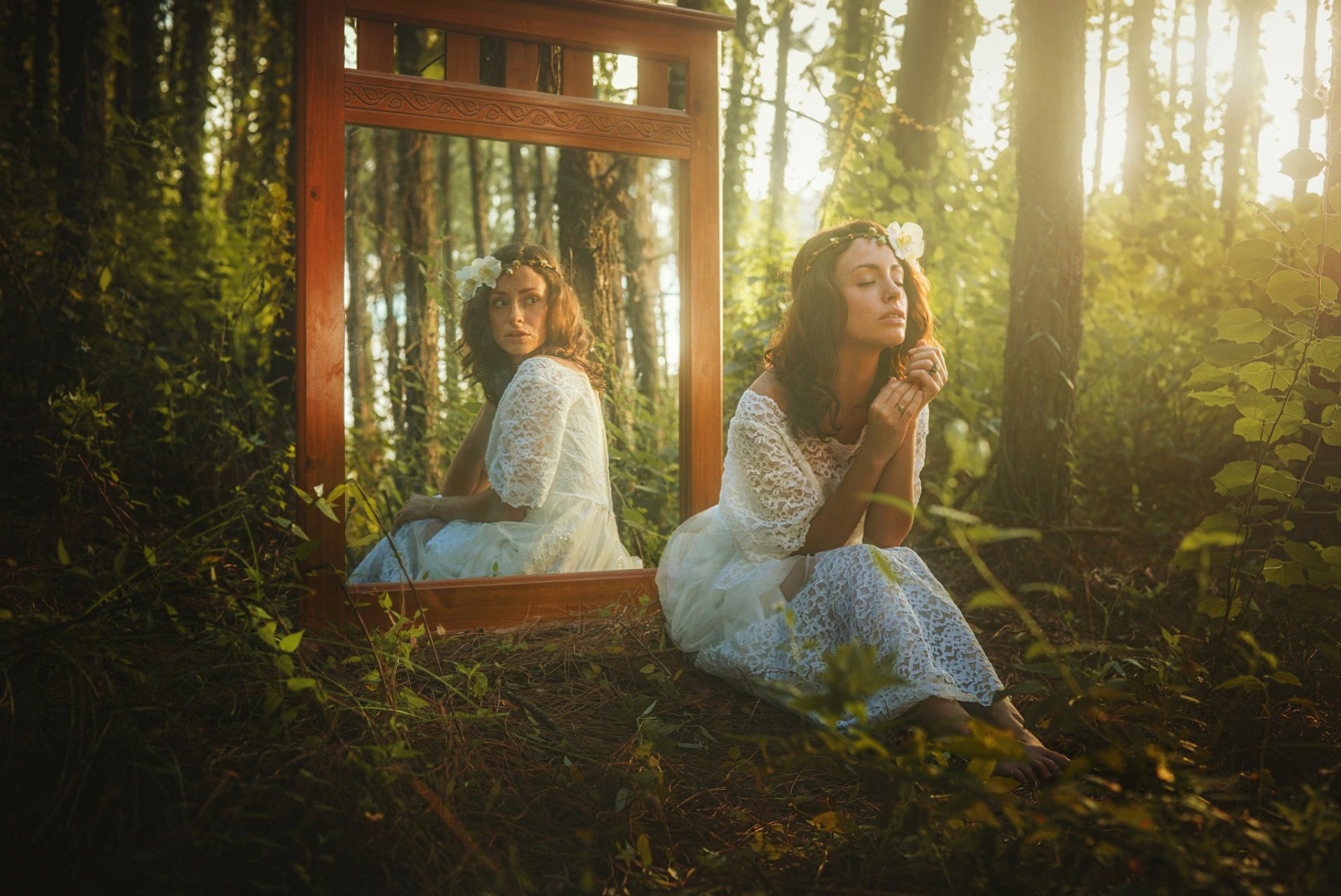 la forêt le miroir la jeune fille la réflexion le regard