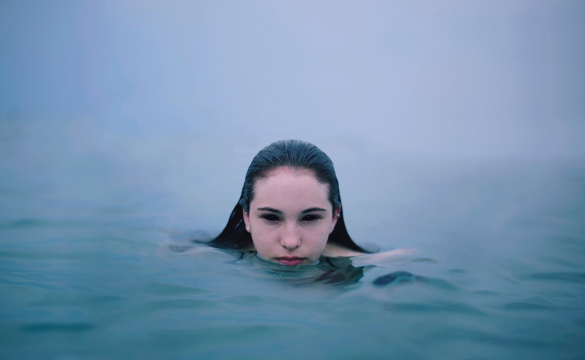 sirene mädchen meerjungfrau im wasser blick