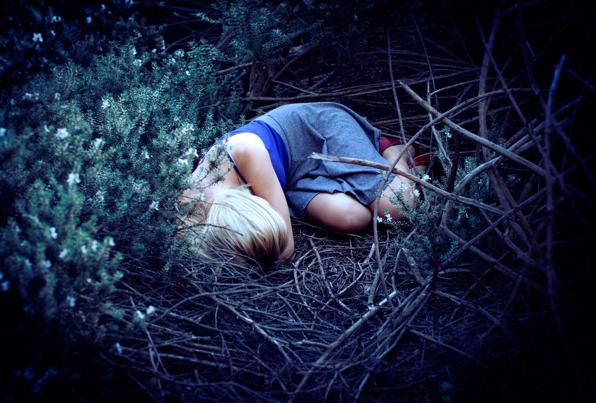 la jeune fille la forêt le sommeil le repos