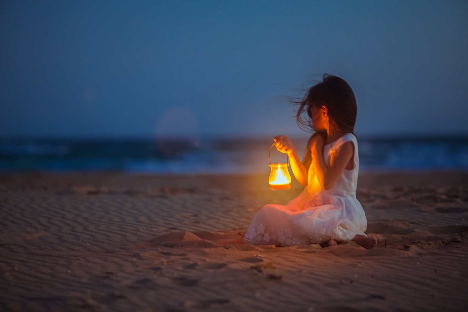 ragazza lampada spiaggia bambino incontro attesa mare sabbia ragazza bambino spiaggia lampada attesa