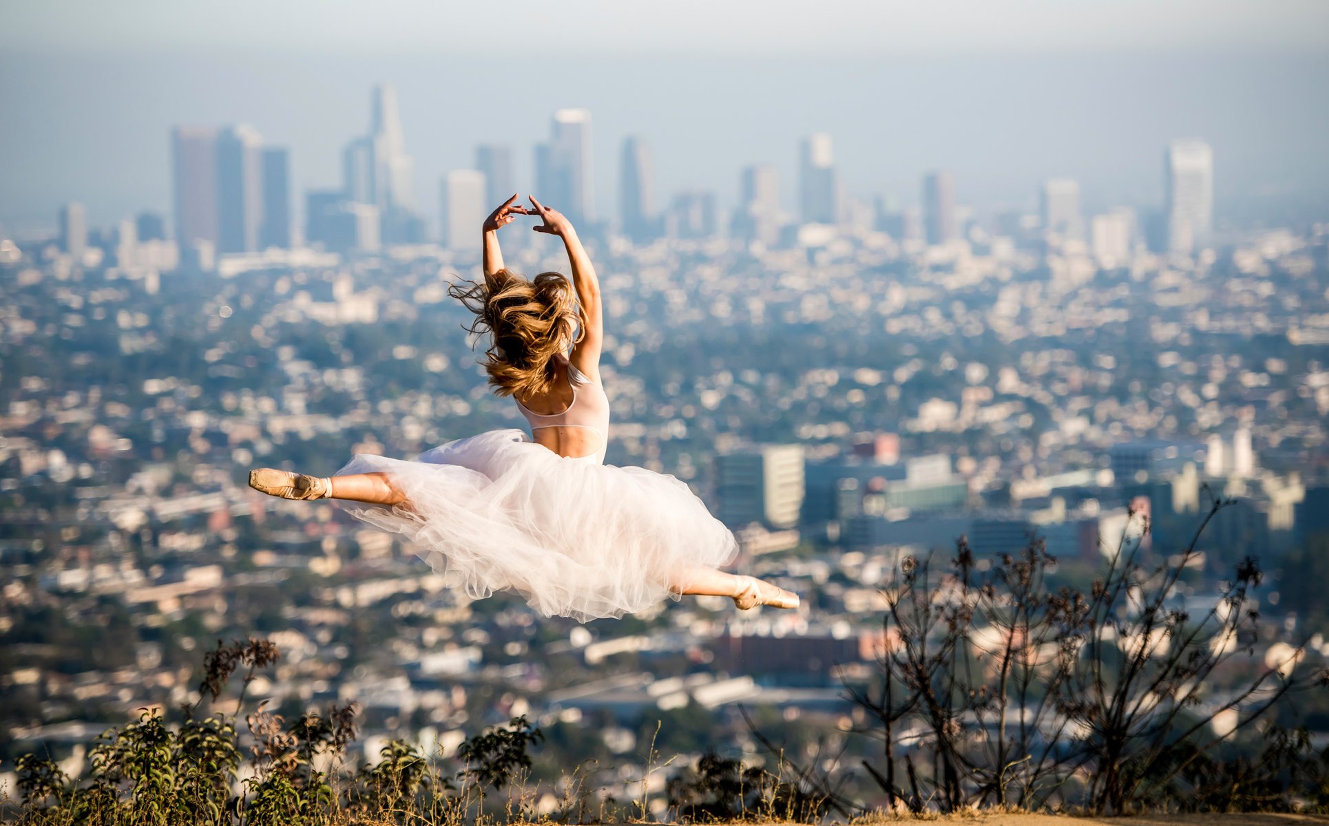 bella balletto ballerina scarpe da punta vestito salto sullo sfondo città los angeles