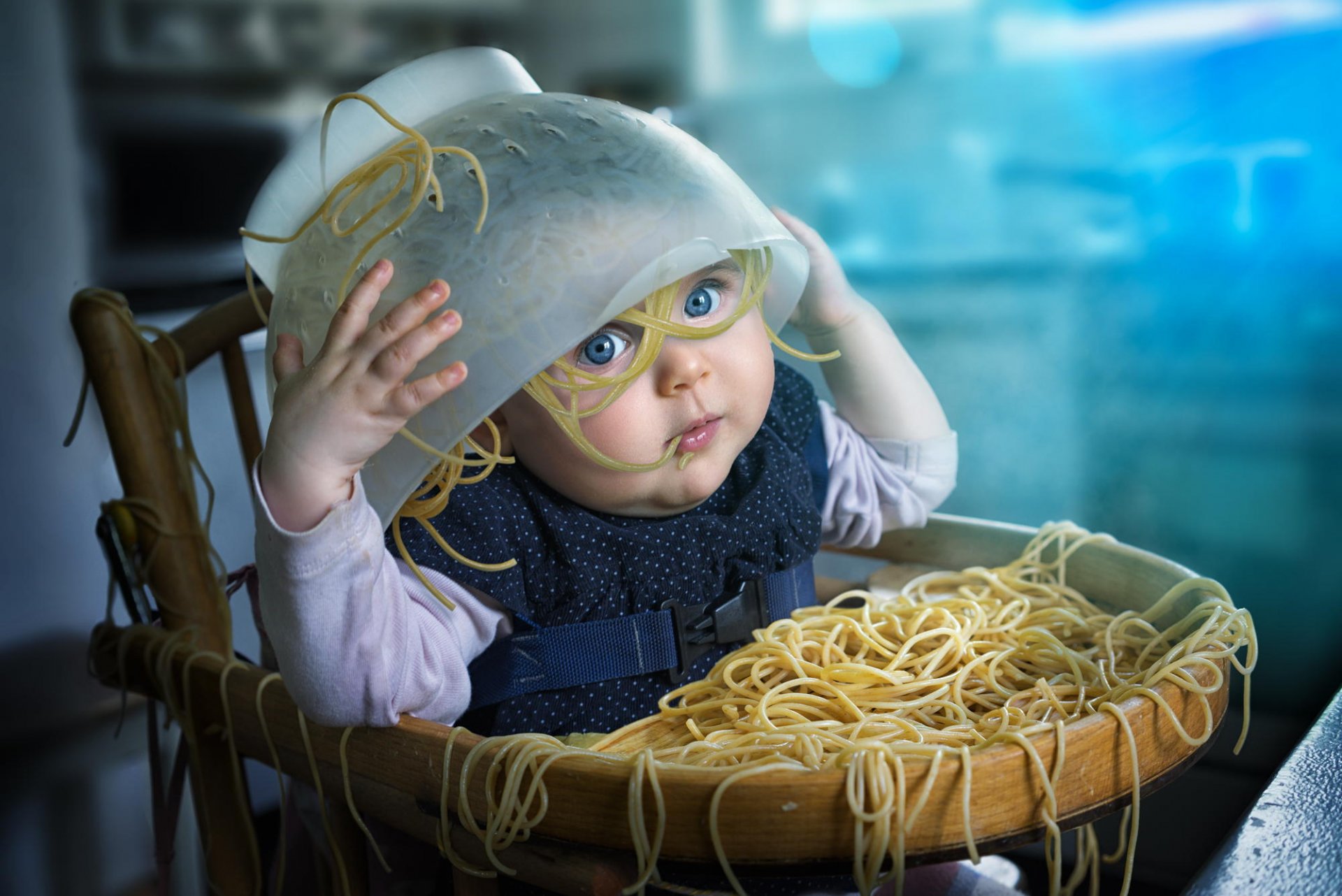 mädchen kind spaghetti nudeln durcheinander