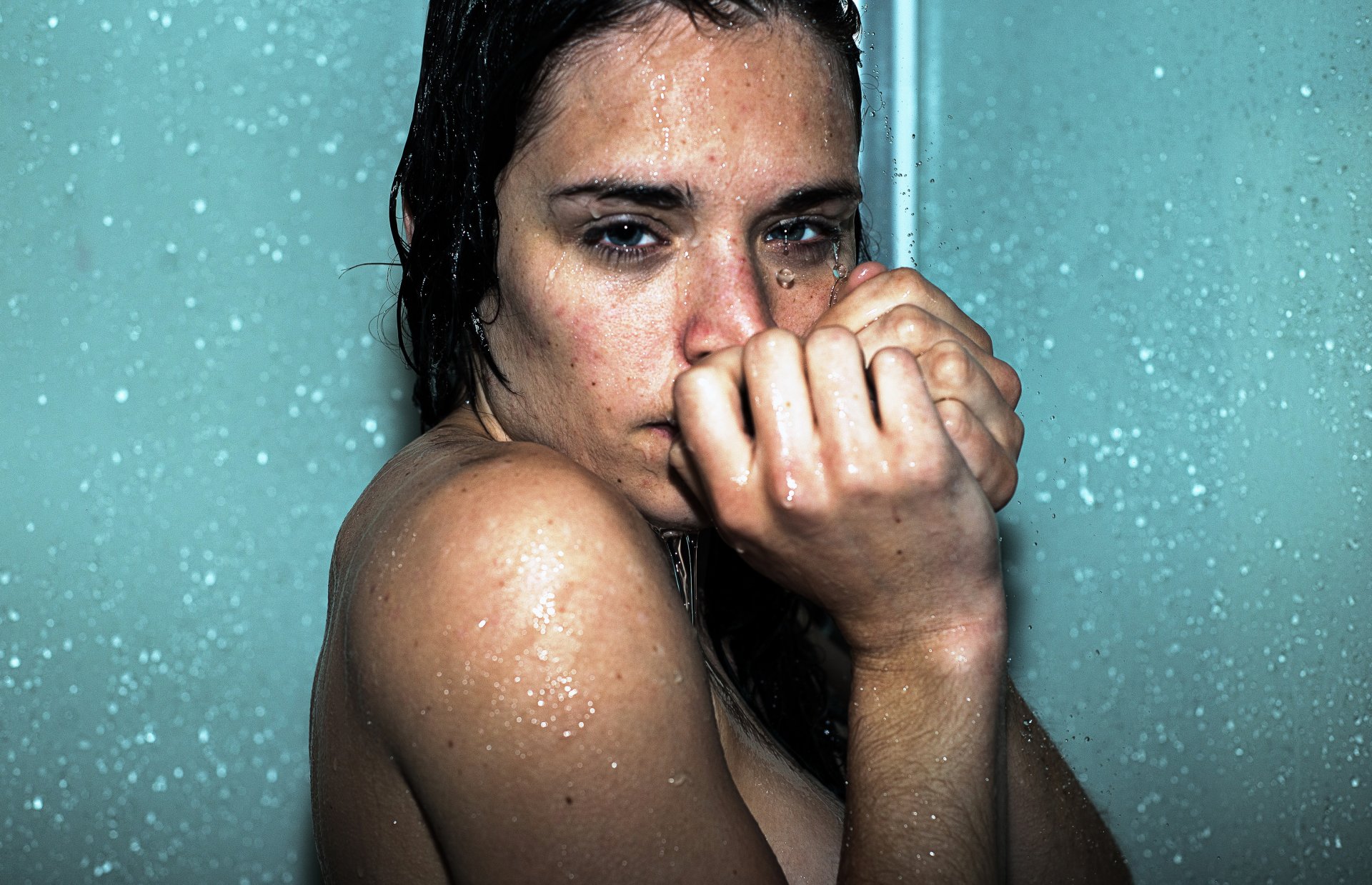 le regard taches de rousseur des gouttes la jeune fille humide douche