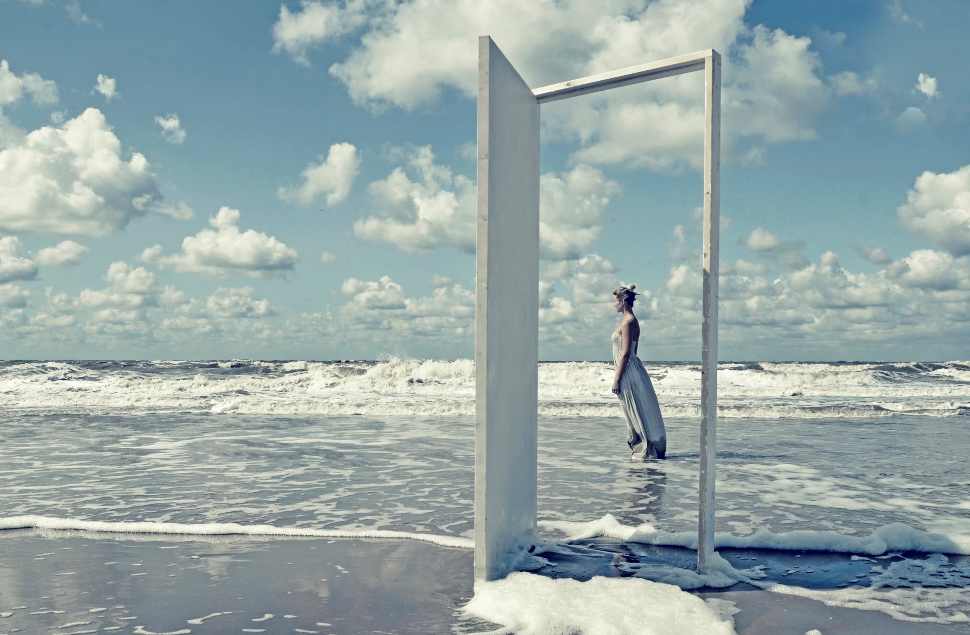 la porte la porte la plage la jeune fille le surf