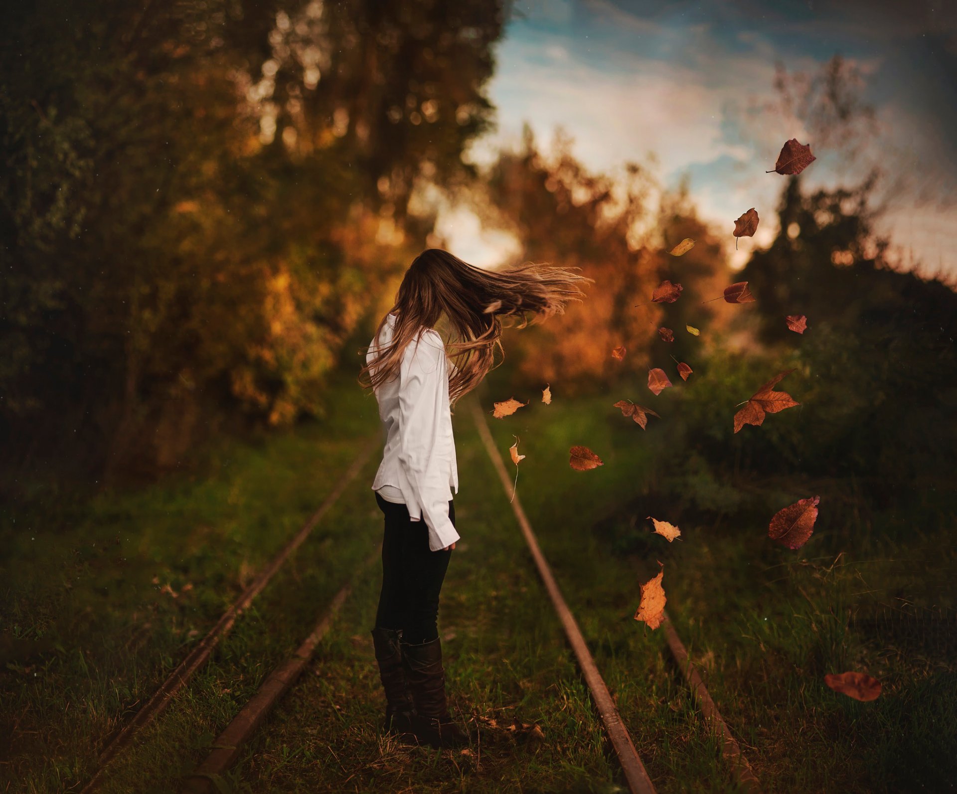 autunno foglie vento ragazza capelli bokeh