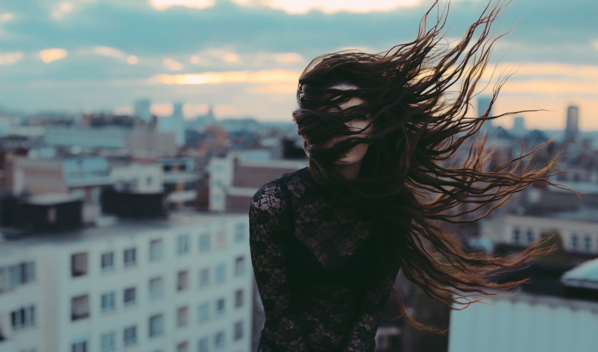 spüren sie die welle das mädchen den wind die stadt