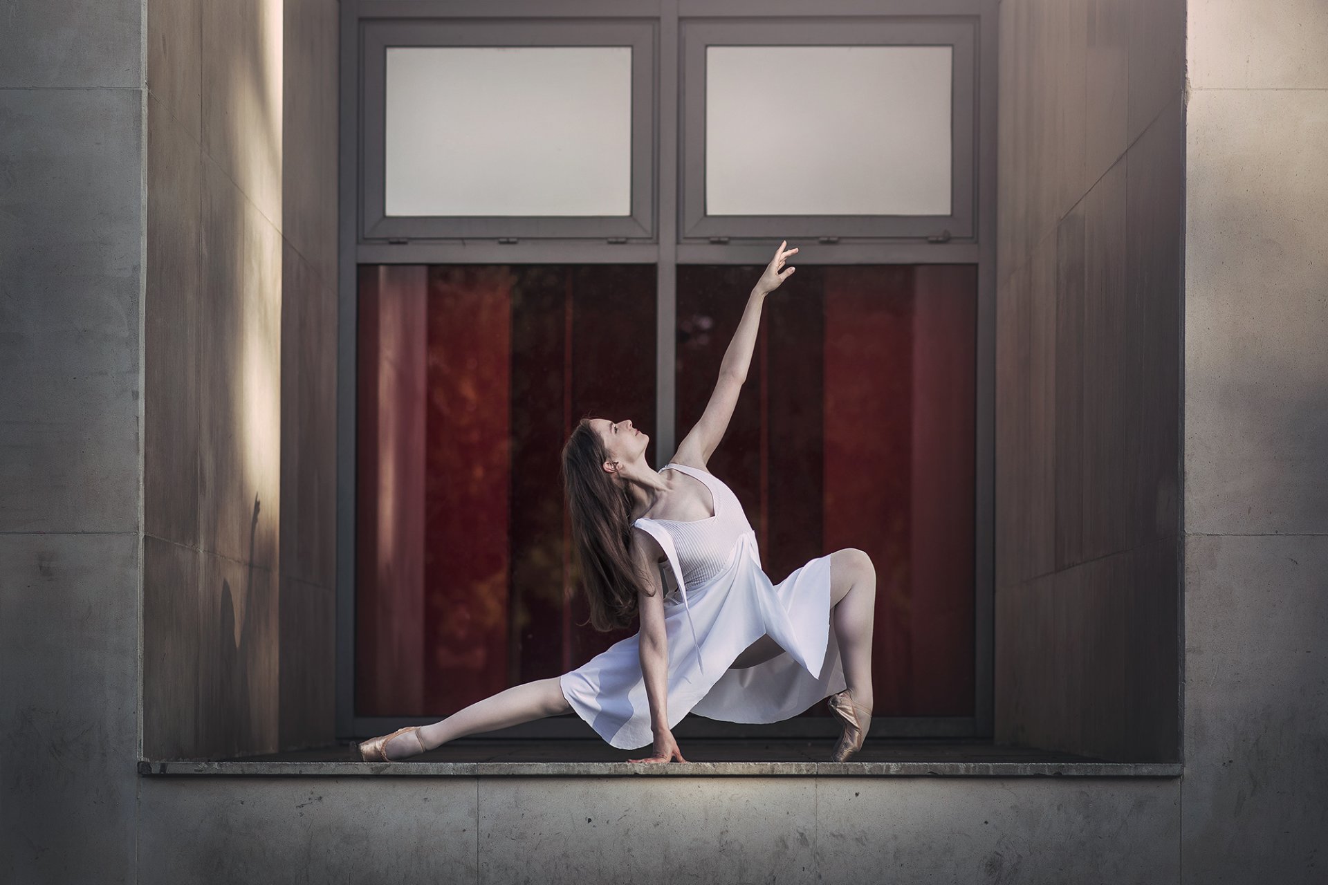 mädchen ballerina pose fenster