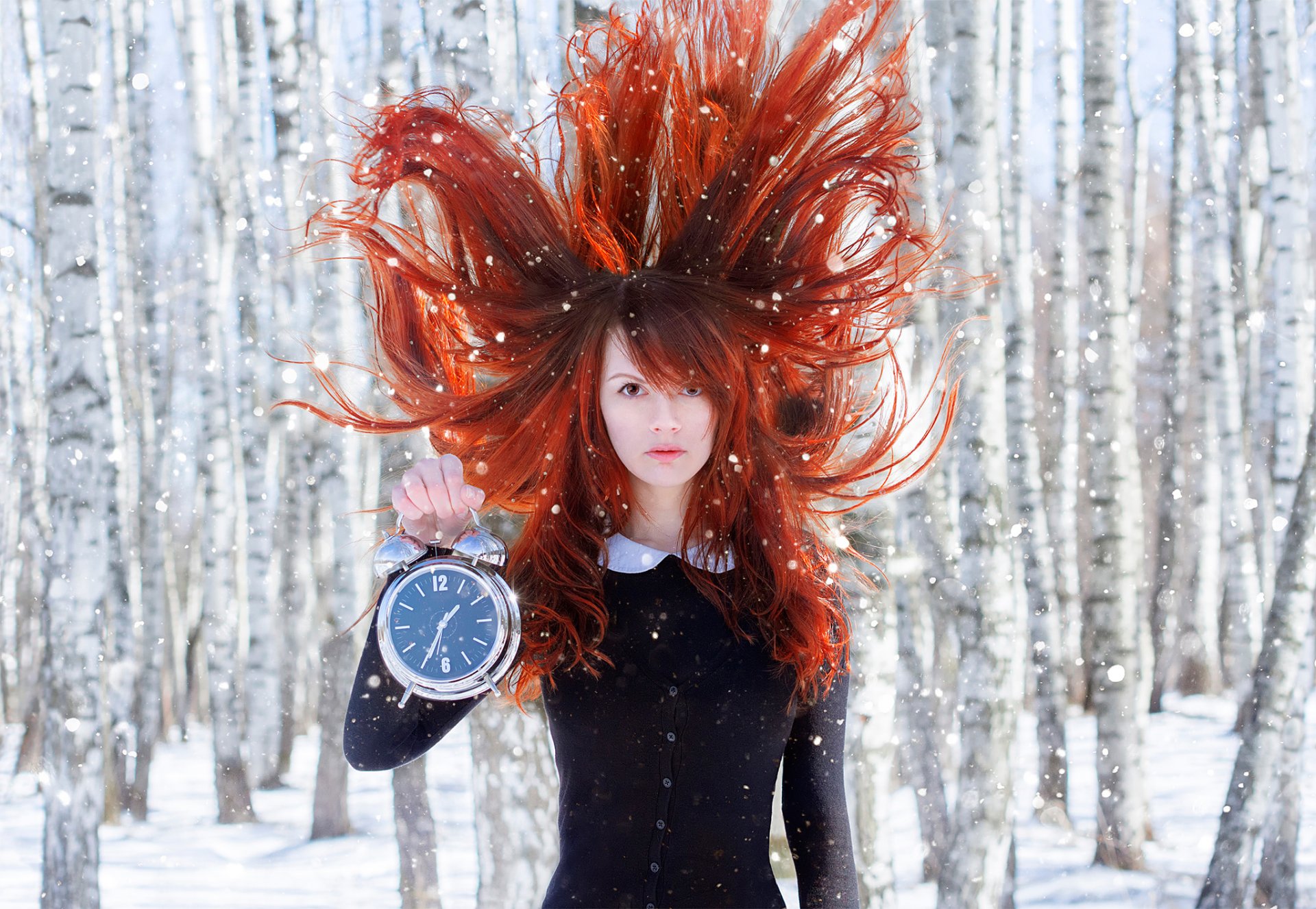 tempo di primavera ragazza dai capelli rossi sveglia orologio neve foresta capelli