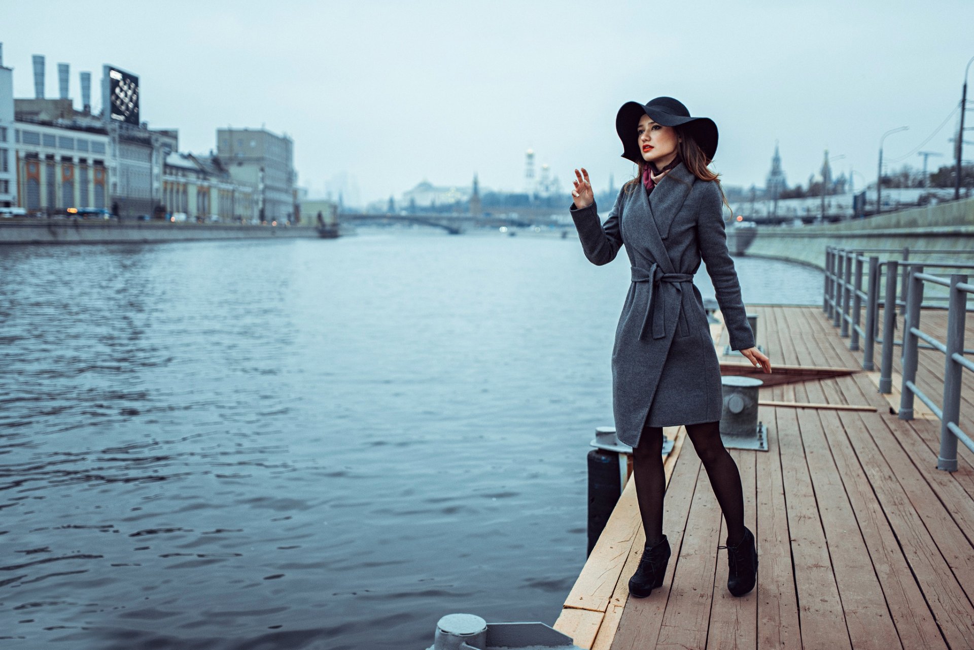 letztes schiff mädchen liegeplatz herbst warten russland