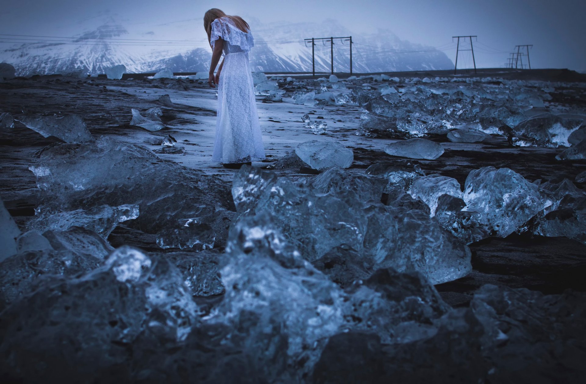 la jeune fille la robe la montagne