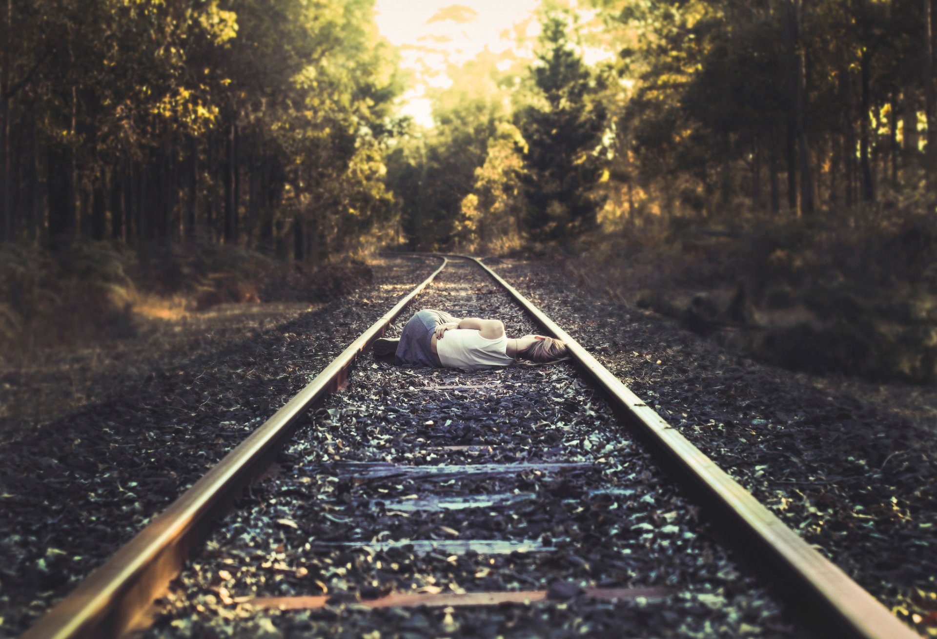 rotaie traversine dov è il treno in ritardo? ragazza