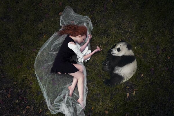 Une jeune fille solitaire avec le panda