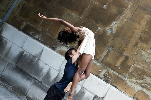 Une fille et un gars dans la danse