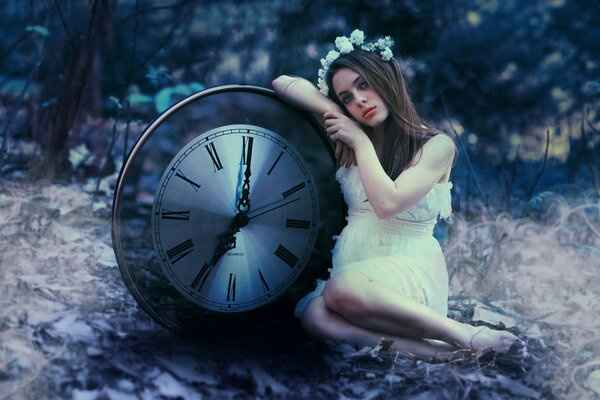 Chica con vestido blanco al lado del reloj