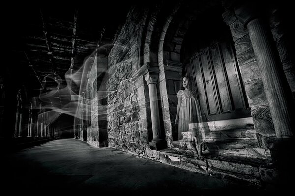 Le fantôme de la fille sur le seuil du château