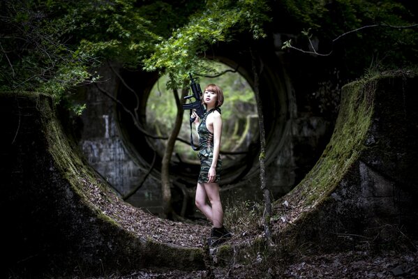 Asiatische Mädchen auf Ruinen im Wald