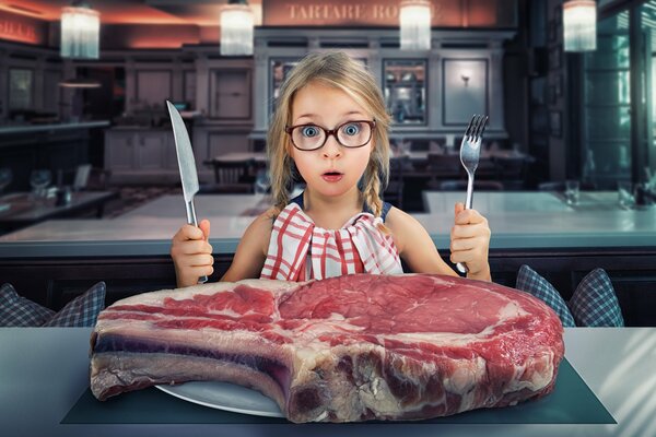 Frente a la chica enorme filete de carne