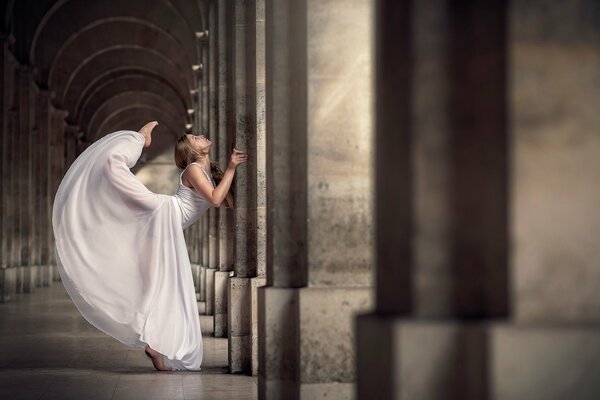 Anmutiger Schwung einer Ballerina im weißen Kleid