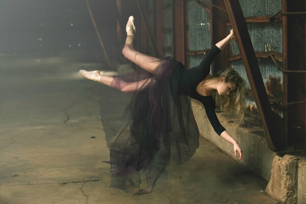 Левитация балерины в пустом зале