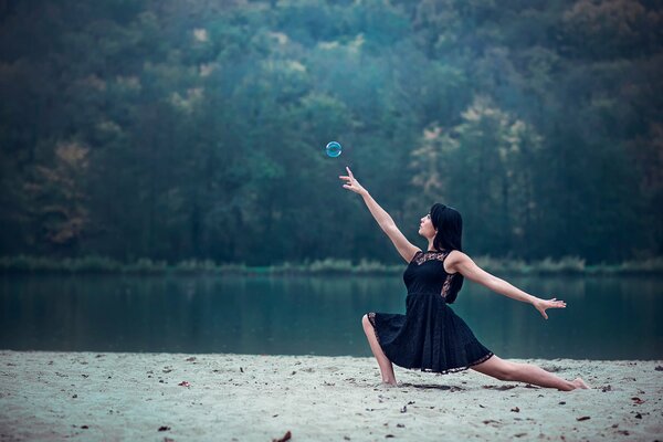 Chica en la orilla del río bailando