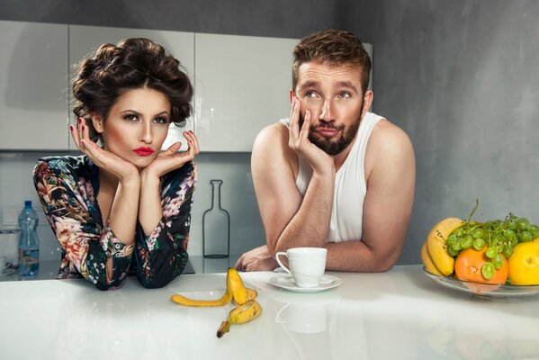 Marido y mujer en la mañana en la cocina