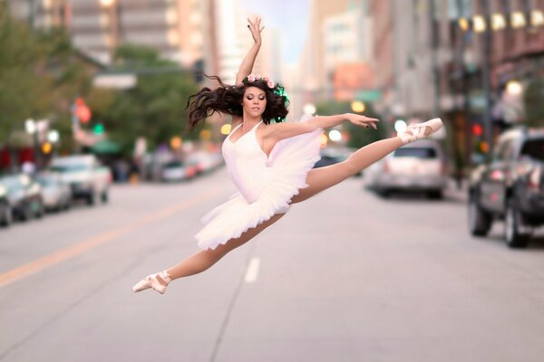 Ballerina macht den Sprung auf der Straße