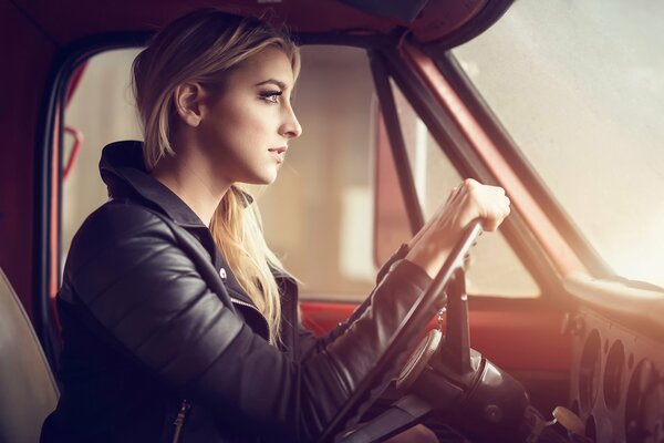 Chica con el pelo rubio en el coche