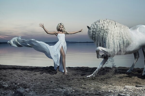 La jeune fille dans une robe blanche de cheval Blanc