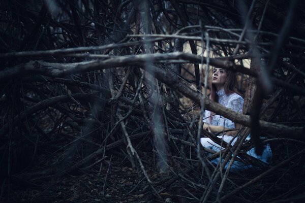 La jeune fille s est cachée dans les forêts sombres