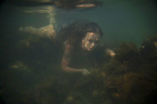 Ragazza sul fondo dell oceano. Servizio fotografico sott acqua