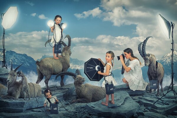 Simulando una sesión de fotos de niños y animales en las montañas