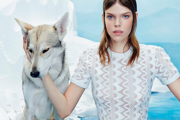 La fille en blanc avec un blanc chien