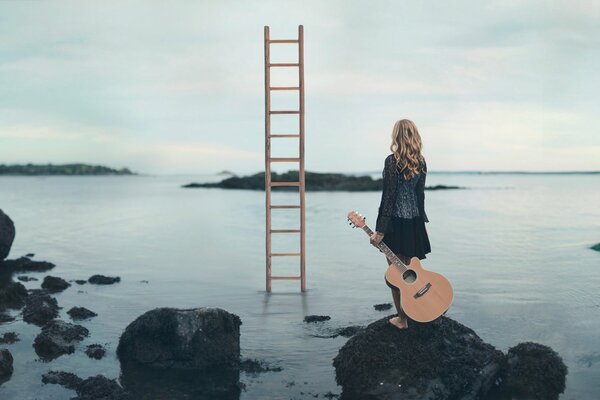 La jeune fille avec la guitare regarde sur une échelle vers le ciel