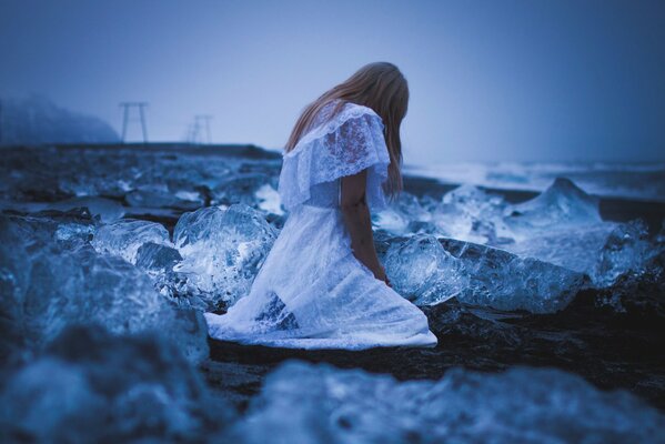 Fille dans le bord froid