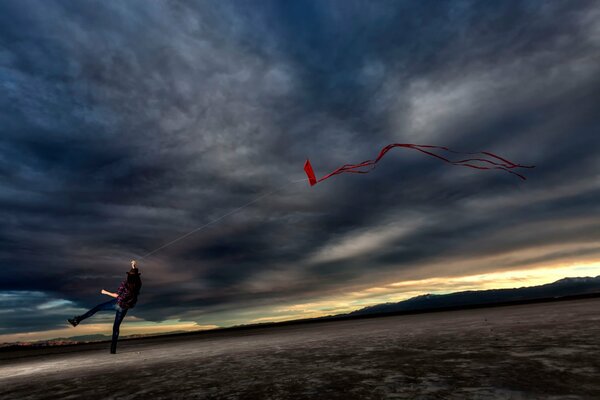 La jeune fille lance un cerf-volant