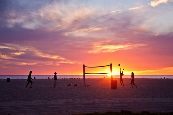 Bellissimo tramonto sulla spiaggia